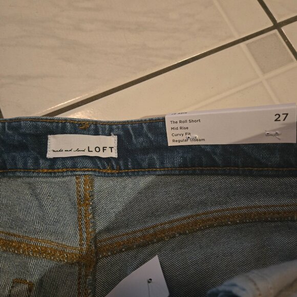 NWT Loft The Roll Shorts Mid Rise Medium Blue Denim 4/27 - Picture 2 of 4